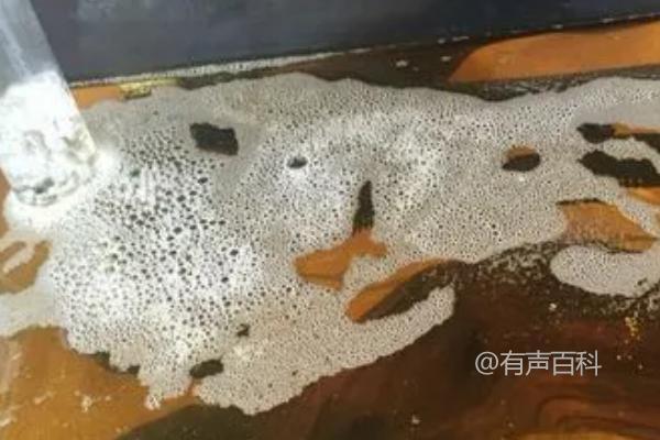 鱼缸水产生泡沫怎么解决，是否需要立即更换水？