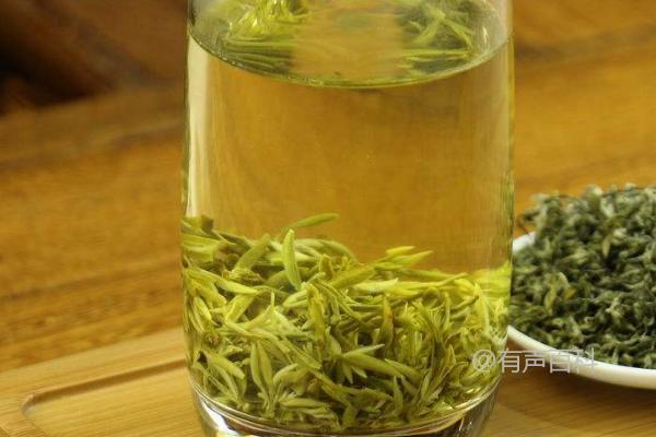 当你在考虑茶叶水是否适合浇花时，其实茶叶水的效果取决于茶叶的类型和使用方式。茶叶中的营养物质和酸性成分在一定程度上可以为植物提供营养，但也需要注意适量和频率，避免过量浇水或者使土壤过于酸性。