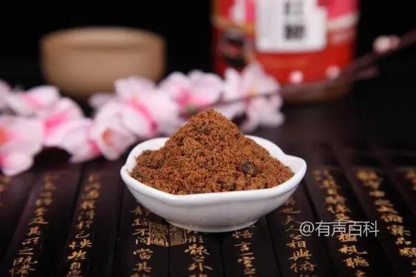 红糖为什么比白糖贵？原料和制作方法有何不同？