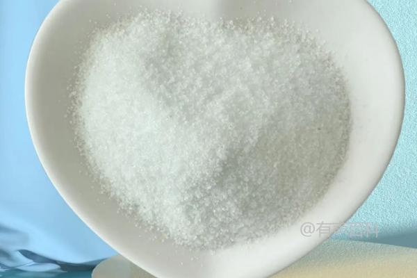 缩二脲（dicyandiamide）是一种有机化合物，常用作农业肥料和工业化学品。它在肥料中作为氮的缓释剂，帮助提高土壤的氮利用率。缩二脲也用于制备树脂和作为胶粘剂的原料。您对这个化合物有什么具体问题吗？